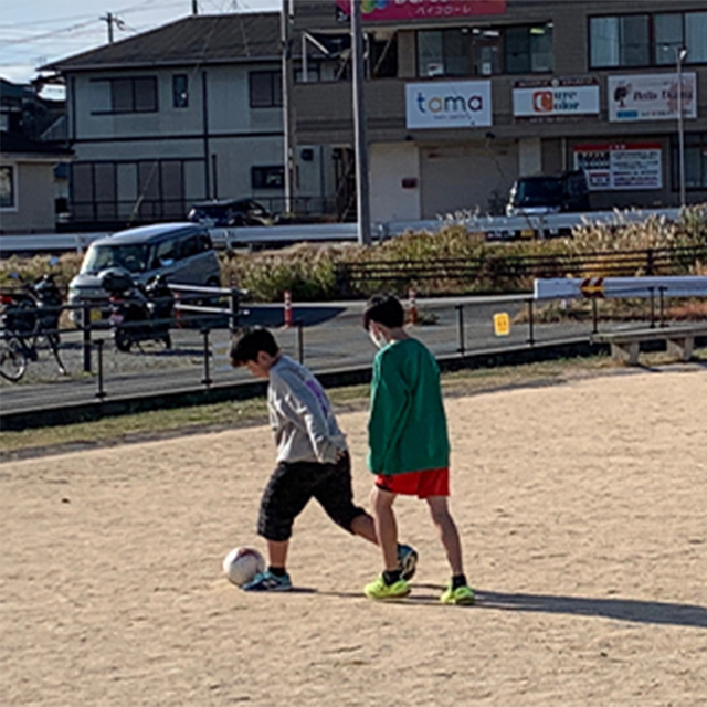 公園でサッカーを楽しむ様子