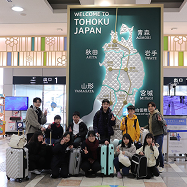 東北旅行の様子、駅入り口での記念写真